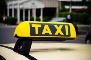 Se reconvertir comme chauffeur de taxi : un métier d’avenir accessible